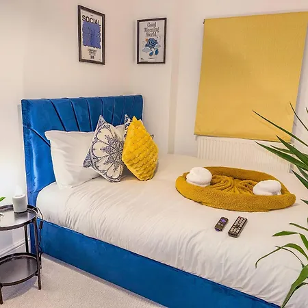 Code Four 4 Bedroom House By Altoluxoexperience Short Lets & Serviced With Free Wifi & Parking *