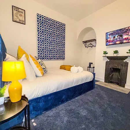 Holiday home Code Four 4 Bedroom House By Altoluxoexperience Short Lets & Serviced With Free Wifi & Parking *