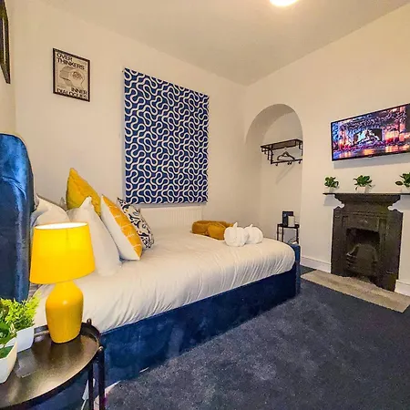 Code Four 4 Bedroom House By Altoluxoexperience Short Lets & Serviced With Free Wifi & Parking Holiday home Bristol
