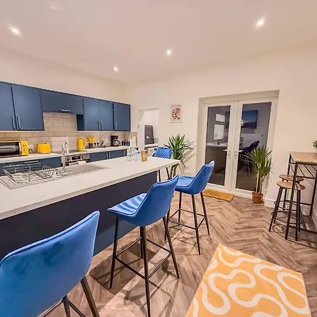 Code Four 4 Bedroom House By Altoluxoexperience Short Lets & Serviced With Free Wifi & Parking Holiday home