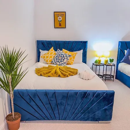 Code Four 4 Bedroom House By Altoluxoexperience Short Lets & Serviced With Free Wifi & Parking Holiday home *