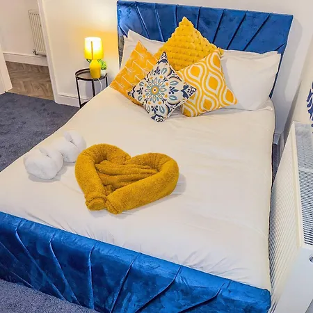 Holiday home Code Four 4 Bedroom House By Altoluxoexperience Short Lets & Serviced With Free Wifi & Parking *
