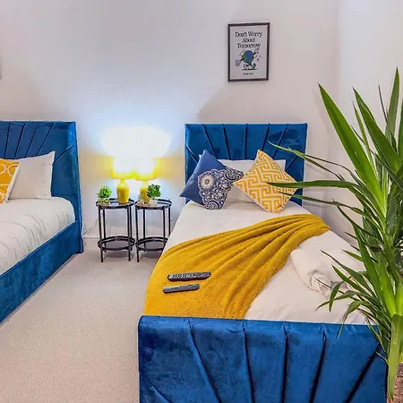 Code Four 4 Bedroom House By Altoluxoexperience Short Lets & Serviced With Free Wifi & Parking Holiday home Bristol