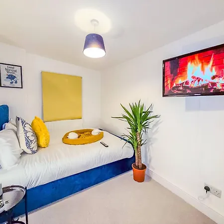 Code Four 4 Bedroom House By Altoluxoexperience Short Lets & Serviced With Free Wifi & Parking