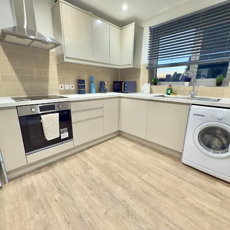 Code Four 4 Bedroom House By Altoluxoexperience Short Lets & Serviced With Free Wifi & Parking Holiday home Bristol