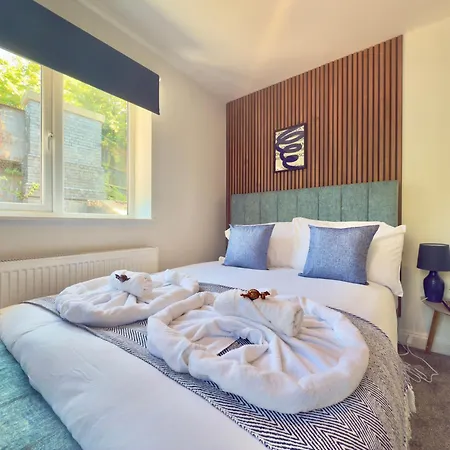 Code Four 4 Bedroom House By Altoluxoexperience Short Lets & Serviced With Free Wifi & Parking *