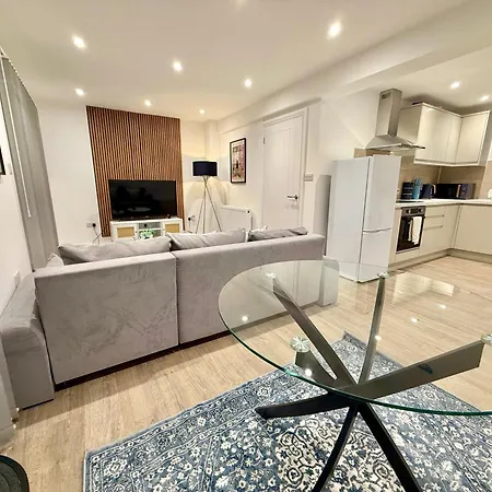 Code Four 4 Bedroom House By Altoluxoexperience Short Lets & Serviced With Free Wifi & Parking * Bristol