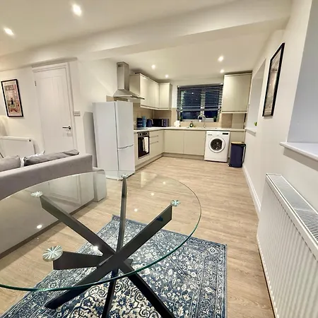 Code Four 4 Bedroom House By Altoluxoexperience Short Lets & Serviced With Free Wifi & Parking