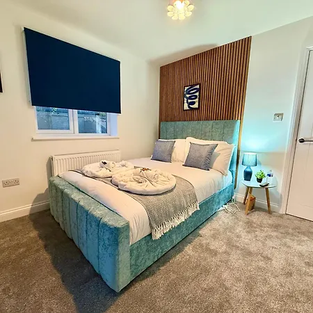 Code Four 4 Bedroom House By Altoluxoexperience Short Lets & Serviced With Free Wifi & Parking Holiday home *