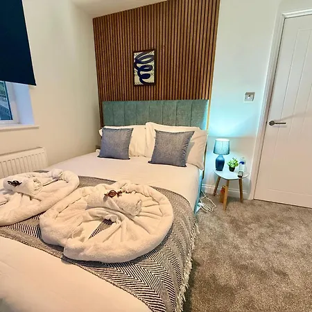 Code Four 4 Bedroom House By Altoluxoexperience Short Lets & Serviced With Free Wifi & Parking Holiday home Bristol