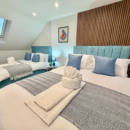 Holiday home Code Four 4 Bedroom House By Altoluxoexperience Short Lets & Serviced With Free Wifi & Parking *