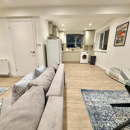 Holiday home Code Four 4 Bedroom House By Altoluxoexperience Short Lets & Serviced With Free Wifi & Parking *