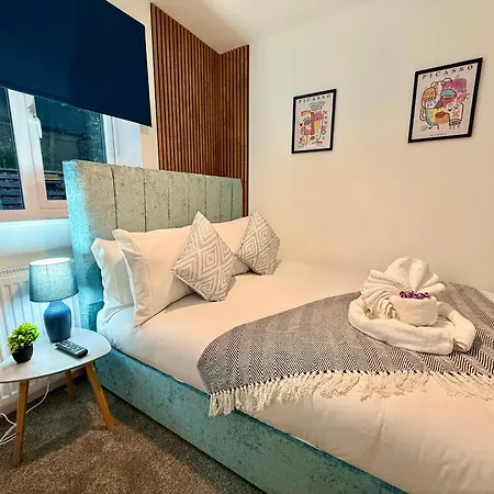 Code Four 4 Bedroom House By Altoluxoexperience Short Lets & Serviced With Free Wifi & Parking Holiday home Bristol