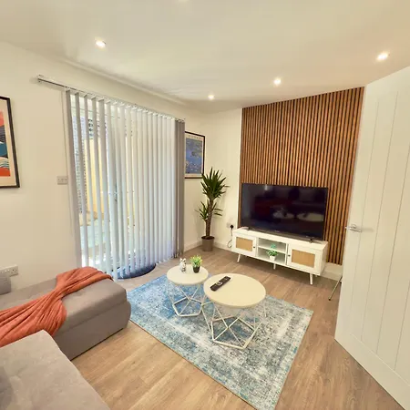 Holiday home Code Four 4 Bedroom House By Altoluxoexperience Short Lets & Serviced With Free Wifi & Parking *