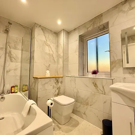 Code Four 4 Bedroom House By Altoluxoexperience Short Lets & Serviced With Free Wifi & Parking * Bristol