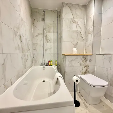 Holiday home Code Four 4 Bedroom House By Altoluxoexperience Short Lets & Serviced With Free Wifi & Parking *