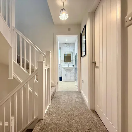 Code Four 4 Bedroom House By Altoluxoexperience Short Lets & Serviced With Free Wifi & Parking Holiday home Bristol