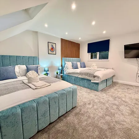 Holiday home Code Four 4 Bedroom House By Altoluxoexperience Short Lets & Serviced With Free Wifi & Parking *