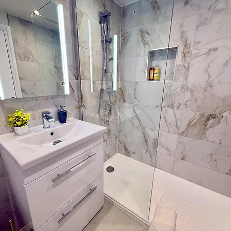 Code Four 4 Bedroom House By Altoluxoexperience Short Lets & Serviced With Free Wifi & Parking