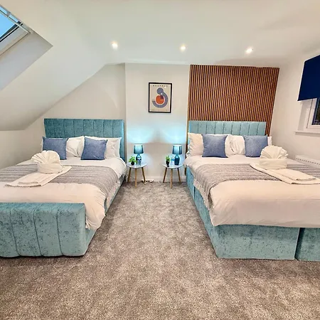 Code Four 4 Bedroom House By Altoluxoexperience Short Lets & Serviced With Free Wifi & Parking Holiday home *