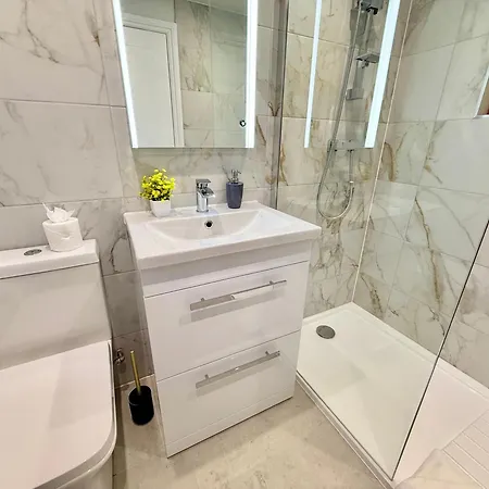 Holiday home Code Four 4 Bedroom House By Altoluxoexperience Short Lets & Serviced With Free Wifi & Parking *