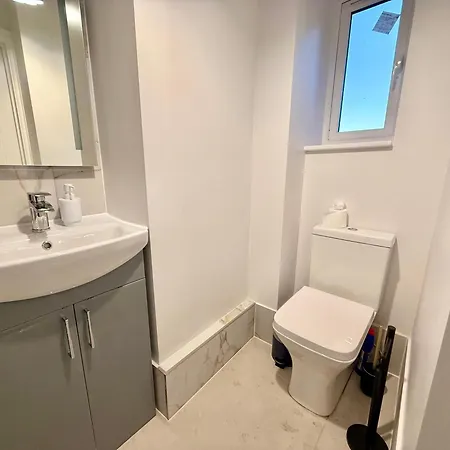 Code Four 4 Bedroom House By Altoluxoexperience Short Lets & Serviced With Free Wifi & Parking Bristol