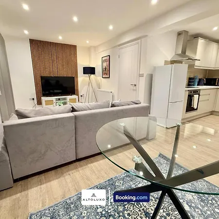 Code Four 4br House By Altoluxoexperience Short Lets & Serviced With Free Wifi & Parking