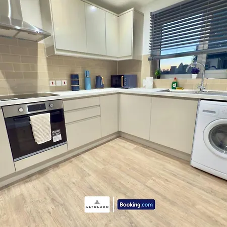 Сasa de vacaciones Code Four 4br House By Altoluxoexperience Short Lets & Serviced With Free Wifi & Parking *