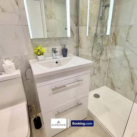 Code Four 4br House By Altoluxoexperience Short Lets & Serviced With Free Wifi & Parking Сasa de vacaciones