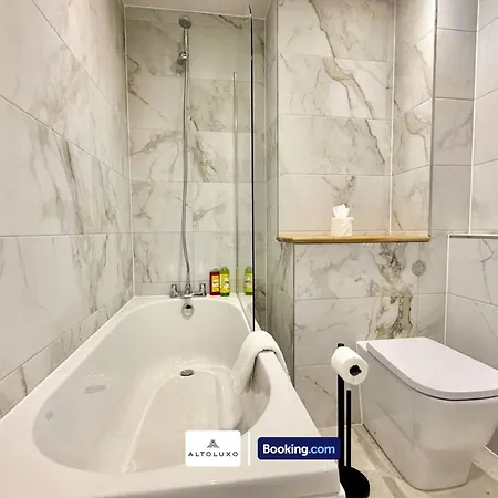 Code Four 4br House By Altoluxoexperience Short Lets & Serviced With Free Wifi & Parking Сasa de vacaciones *