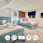 Holiday home Code Four 4br House By Altoluxoexperience Short Lets & Serviced With Free Wifi & Parking