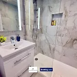 Code Four 4br House By Altoluxoexperience Short Lets & Serviced With Free Wifi & Parking Holiday home Bristol
