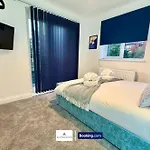 Holiday home Code Four 4br House By Altoluxoexperience Short Lets & Serviced With Free Wifi & Parking *