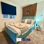 Holiday home Code Four 4br House By Altoluxoexperience Short Lets & Serviced With Free Wifi & Parking