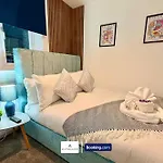 Holiday home Code Four 4br House By Altoluxoexperience Short Lets & Serviced With Free Wifi & Parking *