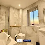 Code Four 4br House By Altoluxoexperience Short Lets & Serviced With Free Wifi & Parking Holiday home Bristol