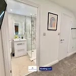 Code Four 4br House By Altoluxoexperience Short Lets & Serviced With Free Wifi & Parking Holiday home *