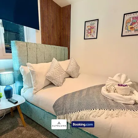 Holiday home Code Four 4br House By Altoluxoexperience Short Lets & Serviced With Free Wifi & Parking *
